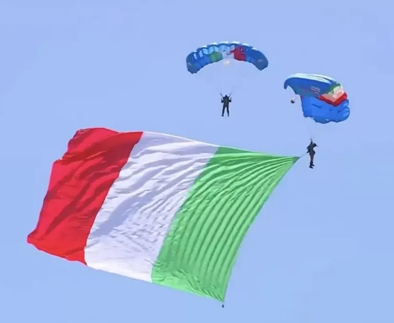 Paracadutisti dell'Aeronautica Militare con tricolore durante le celebrazioni della Festa della Repubblica 2025 a Guidonia