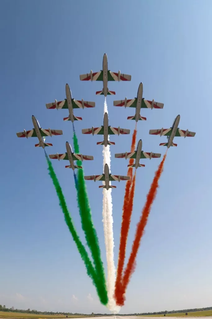 Esibizione delle Frecce Tricolori con scie verdi, bianche e rosse per la Festa della Repubblica 2025 a Guidonia